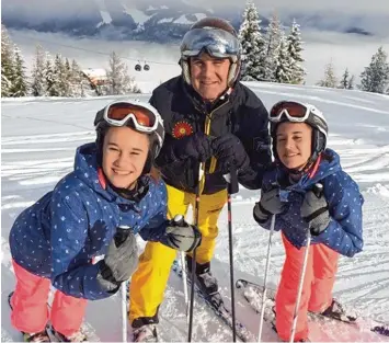  ?? Foto: scr ?? Ein „Mann der ersten Stunde“: Der zweite Vorsitzend­e des Skiclubs Rennertsho­fen, Christian Fürst, mit seinen Töchtern Julia (links) und Sophia (rechts).