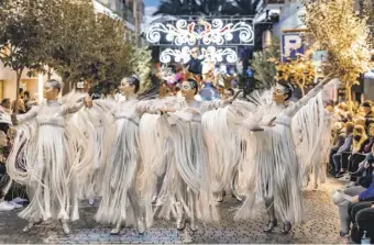  ?? ?? Dancing in the streets of Benidorm during the procession