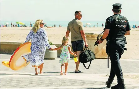  ?? EFE ?? Un policía nacional, controland­o una playa durante este verano