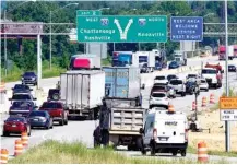  ?? STAFF PHOTO BY ROBIN RUDD ?? Northbound traffic on Interstate 75 North heads onto Interstate 24 West through the infamous “Split.”