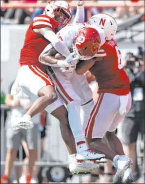  ?? Rebecca S. Gratz
The Associated Press ?? Oklahoma wide receiver Theo Wease Jr. catches a TD pass Saturday
between Nebraska’s Quinton Newsome, left, and Myles Farmer.