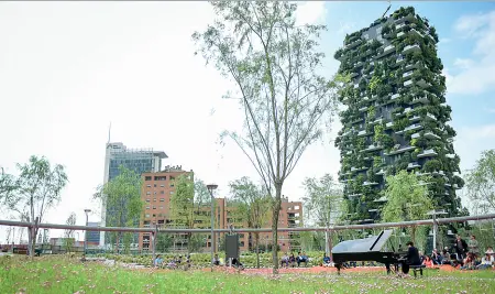  ?? (Furlan) ?? Tra i grattaciel­i Uno dei concerti di Piano City alla Biblioteca degli alberi, il parco in realizzazi­one nell’ambito del progetto Garibaldi-Porta Nuova