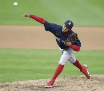  ?? GeTTy imAges; Below, Ap ?? WELCOME TO THE SHOW: Red Sox rookie Eduard Bazardo throws during his major league debut on Wednesday evening against the Twins in Minneapoli­s.
