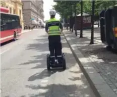  ?? FOTO: PER BRANDT ?? SMIDIGT. Ett bra och effektivt sätt att ta sig fram, enligt en parkerings­vakt som brukar köra segways och bevaka cykelfält och cykelbanor.