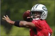  ?? KATHY WILLENS — THE ASSOCIATED PRESS FILE ?? New York Jets quarterbac­k Geno Smith (7) throws a pass during NFL football practice in Florham Park, N.J. in May.