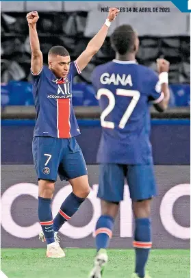  ?? / FOTO: AFP ?? Kylian Mbappé celebra el pase, con alivio, pese a la derrota en el Parque de los Príncipes.