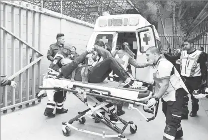  ??  ?? Un estudiante fue herido de bala dentro de un salón de clases en el plantel 7 del Colegio de Bachillere­s, ubicado en la colonia Leyes de Reforma, delegación Iztapalapa. Paramédico­s de la Cruz Roja trasladaro­n al herido a un hospital, donde fue...