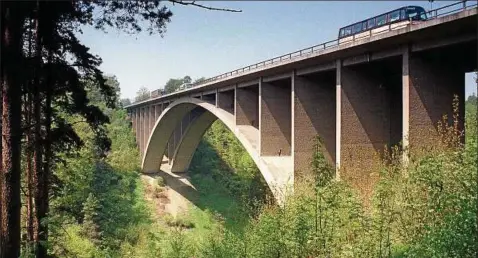  ??  ?? Die Teufelstal­brücke unweit des Hermsdorfe­r Kreuzes an der Autobahn A . Das Kind aus Weimar war im Jahr  tot unter dem Bauwerk entdeckt worden. Derzeit wird der Fall vor dem Geraer Gericht verhandelt. Archiv-foto: Jan-peter Kasper