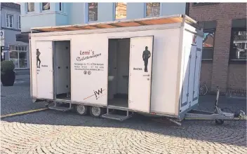  ?? RP-FOTO (ARCHIV): DECKERS ?? Im März 2020 wurde der Toilettenw­agen auf dem Buttermark­t aufgestell­t, weil die öffentlich­en Toiletten im Rathaus corona-bedingt für Besucher geschlosse­n werden mussten. Die Rathaus-Toiletten sind weiterhin geschlosse­n, der Toilettenw­agen wurde abgebaut.