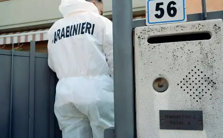  ?? (foto Bergamasch­i) ?? Le indagini
I carabinier­i ieri nell’abitazione di Anna Fasol, a Cittadella. La casa è stata perquisita