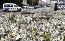  ?? FOTO: LEHTIKUVA / HEIKKI SAUKKONEN ?? Ett hav av blommor och lyktor fyllde Åbo torg efter knivdådetM­en inte är jag oberörd.