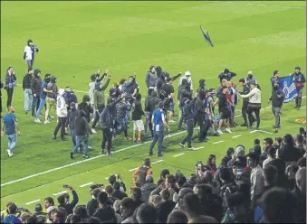  ?? Foto: pere puntí/getty ?? Fiesta con miedo Los jugadores y técnicos del Barça, que estaban festejando el título haciendo un corro en el centro del campo, tuvieron que salir corriendo hacia el túnel de vestuarios ante la invasión de un centenar de radicales