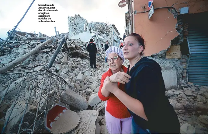  ??  ?? Moradores de Amatrice, uma das cidades mais atingidas, aguardam notícias de sobreviven­tes