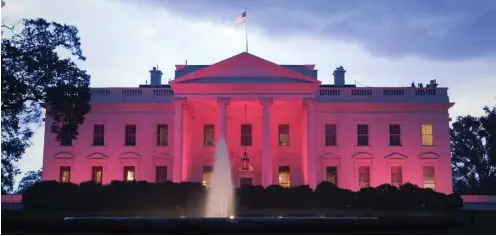  ?? Foto: AFP/Chris Kleponis ?? Das Weiße Haus in Washington ist im Rahmen eines Monats zur Sensibilis­ierung für Krebserkra­nkungen pinkfarben angestrahl­t.