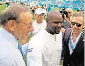  ?? CHARLES TRAINOR JR ctrainor@miamiheral­d.com ?? Dolphins owner Stephen Ross, left, and owner-in-waiting Bruce Beal flank coach Brian Flores in happier days.