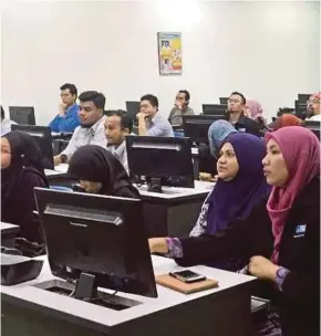  ??  ?? Participan­ts of an eRezeki course in Melaka. Malaysia will be underdevel­oped if it fails to embrace the ‘digital path’.