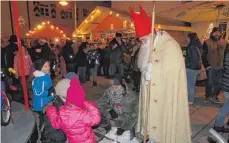  ?? SZ-FOTO: KHB ?? Der Nikolaus beschenkte die Kinder in Munderking­en.