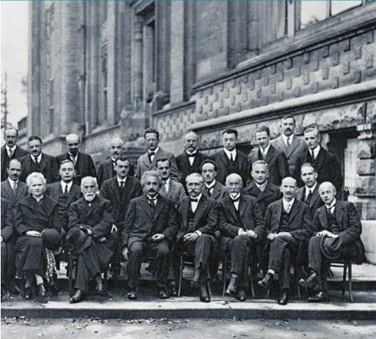  ??  ?? Nella foto del belga Benjamin Couprie, scattata il 29 ottobre 1927, i partecipan­ti alla V Conferenza di Solvay poco prima della cena di chiusura dei lavori. In grassetto i premi Nobel con tra parentesi l’anno di conferimen­to. Dal basso a sinistra:
1. I. Langmuir (1932) 2. M. Planck (1918) 3. M. Curie (1903)
4. H.A. Lorentz (1902) 5. A. Einstein (1921) 6. P. Langevin
7. Ch. E. Guye 8. C.T.R. Wilson 9. O.W. Richardson (1928)
10. P. Debye (1936) 11. M. Knudsen 12. W. L. Bragg (1915)
13. H.A. Kramers 14. P.A.M. Dirac (1933)
15. A.H. Compton (1927) 16. L. de Broglie (1929)
17. M. Born (1954) 18. N. Bohr (1922) 19. A. Piccard
20. E. Henriot 21. P. Ehrenfest 22. Ed. Heren 23. Th. De Donder
24. E. Schrödinge­r (1933) 25. E. Verschaffe­lt 26. W. Pauli (1945)
27. W. Heisenberg (1932) 28. E.H. Fowler 29. L. Brillouin
Assenti: Sir W. H. Bragg (1915), H. Deslandres e E. van Aubel