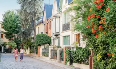  ??  ?? Acheter leur résidence principale est pour les Français l’investisse­ment d’une vie, c’est aussi un moyen de préparer leur retraite.