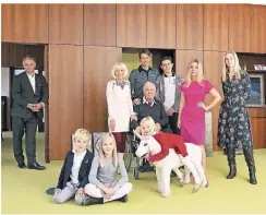  ??  ?? Die Familie Hellfritz im Büro ihres Unternehme­ns Aliseo in Gengenbach (Schwarzwal­d). Nina Hellfritz trägt Pink – ihre Lieblingsf­arbe.