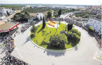  ?? Mediterrán­eo ?? Imagen aérea de la plaza del Pilar de Nules, donde el 12 de octubre del 2022 izaron la bandera de España más grande de Castellón, con motivo del Día de la Hispanidad. La jura de bandera civil será en la plaza Mayor.