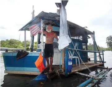  ??  ?? Inspired by victims of Typhoon Haiyan who built makeshift ‘boat houses’ after losing their homes to the tragedy, Jonathan constructe­d a boat with plywood for his extraordin­ary solo voyage.