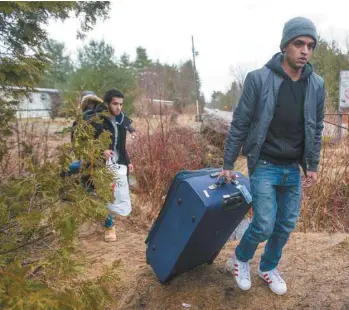  ?? RYAN REMIORZ LA PRESSE CANADIENNE ?? Environ 40 % des migrants qui entrent de façon irrégulièr­e au Québec souhaitent refaire leur vie en Ontario, ont constaté les fonctionna­ires fédéraux.