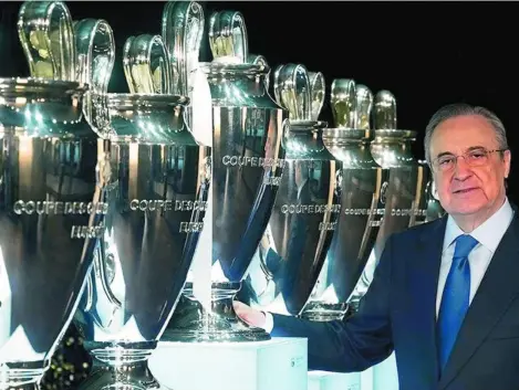  ??  ?? Florentino Pérez, con parte de las Copas de Europa que ha ganado el Madrid a lo largo de su historia