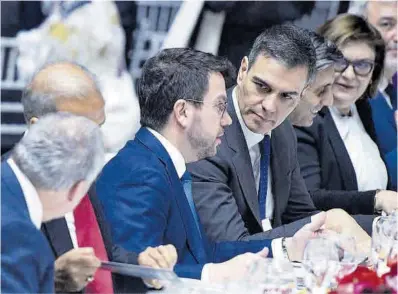  ?? Jordi Cotrina ?? Sánchez escucha Aragonés en la cena de inauguraci­ón del Mobile World Congress, el pasado febrero.