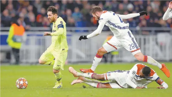  ?? EFE ?? Lionel Messi deja atrás a dos de sus marcadores en el duelo de ayer entre el Barcelona y el Olympique de Lyon.