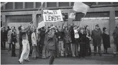  ?? FOTO: HORSTMÜLLE­R ?? Fortunaanh­änger begrüßen Fans aus Leipzig im November 1973 mit Fahnen.