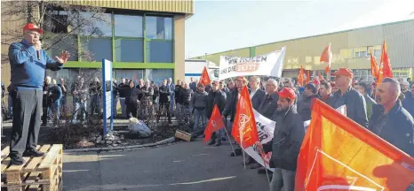  ?? FOTO: IG METALL ?? Enzo Savarino, 1. Bevollmäch­tigter der IG Metall Friedrichs­hafen-Oberschwab­en, fordert vor Werk 2 sechs Prozent Gehaltserh­öhung.