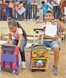  ??  ?? reconocier­on EL esfuerzo de los niños que obtuvieron los mejores promedios en el pasado ciclo escolar