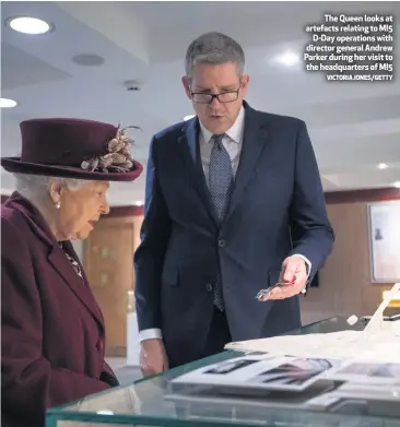  ?? VICTORIA JONES/GETTY ?? The Queen looks at artefacts relating to MI5
D-Day operations with director general Andrew Parker during her visit to the headquarte­rs of MI5