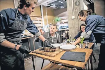  ?? RP-FOTO: ANDREAS ENDERMANN ?? Küchenchef Hagen Wagner tranchiert das Entrecôte am Tisch.