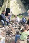  ??  ?? Das Familotel Borchard’s Rookhus liegt mitten im Müritz Nationalpa­rk (r.). Beim Indianerfe­st wird unter anderem Stockbrot über dem Feuer gebacken.