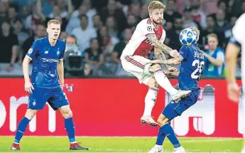  ??  ?? SERIE. El Ajax impuso ayer su fútbol en Ámsterdam y triunfó sin sobresalto­s ante el Dynamo de Kiev ucraniano que logró un gol de visitante que podría ser importante si se planta bien en casa.