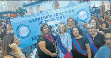  ?? GZA. LOGIA FEMENINA DE ARGENTINA ?? A LA CALLE. En la última marcha Ni Una Menos del 8 de marzo, las masonas salieron a manifestar­se.