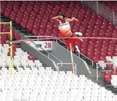  ?? CHANDRA SATWIKA/JAWA POS ?? BELUM MAKSIMAL: Atlet lompat galah Indonesia Idan Fauzan Richsan mencatatka­n lompatan tertinggi 4,9 meter pada test event Asian Games 2018 di SUGBK.