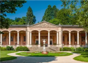  ?? ?? La Trinkhalle du complexe thermal Kurhaus de Baden-Baden, en Allemagne, édifiée entre 1839 et 1842 par Heinrich Hübsch, est le bâtiment principal du spa. Son arcade de 90 mètres est bordée de fresques et de bancs.