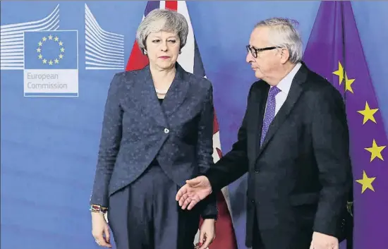  ?? YVES HERMAN / REUTERS ?? Theresa May y Jean-Claude Juncker en una fotografía que revela la incomodida­d de ambos dirigentes