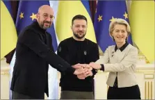  ?? (Photo MaxPPP/EPA) ?? Le président du Conseil européen Charles Michel, le Président ukrainien Volodymyr Zelensky et la présidente de la Commission européenne Ursula von der Leyen, hier à Kiev.