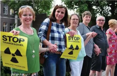  ?? KETTINGREA­CTIE TIHANGE
FOTO ?? ‘Kettingrea­ctie Tihange organiseer­t nu zondag een mensenkett­ing van 90 kilometer tussen Aken en Tihange.