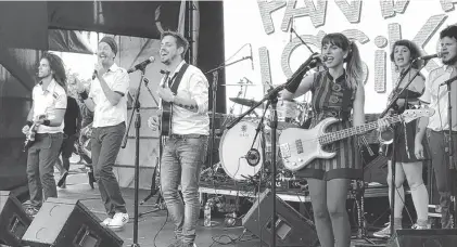 ?? ARCHIVO LA NUEVA. ?? Los Fantabulós­ikos junto con Radagast durante su presentaci­ón en el festival Lollapallo­za, en el escenario Kidpallooz­a.
