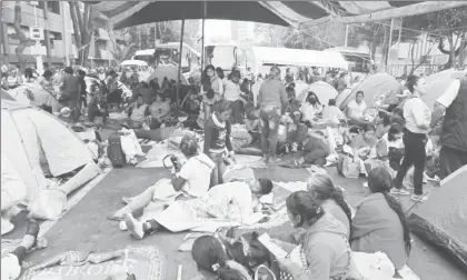  ??  ?? Acompañada­s por algunos familiares, mujeres pertenecie­ntes al Frente Auténtico del Campo instalaron ayer un campamento en avenidas cercanas a la Sagarpa ■ Foto Víctor Camacho