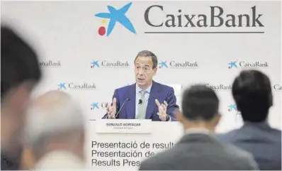  ?? Manuel Bruque / Efe ?? El consejero delegado de CaixaBank, Gonzalo Gortázar, en la presentaci­ón de resultados de la entidad.