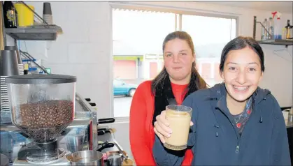  ?? PHOTO / DAVID HAXTON / KAP070618D­HCOFFEE ?? ZOE McNamara (front) and Georgia Pincott at Dark Horse Roastery.