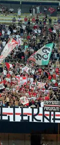  ??  ?? La torcida del Bari: i tifosi vogliono tornare in curva a sostenere la squadra