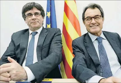  ?? ANDREU DALMAU / EFE ?? Carles Puigdemont y Artur Mas durante el comité nacional del PDECat del pasado día 2