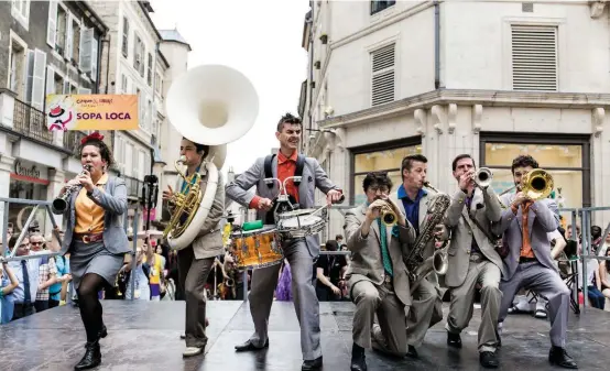  ?? FOTO ?? Sopa Loca – Orquesta de calle (Francia) se presentará el sábado a las 8:30 p.m en el Claustro.